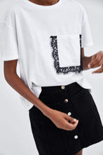 Load image into Gallery viewer, T-SHIRT WITH LACE POCKET