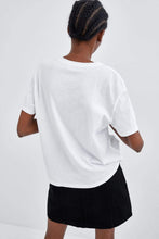 Load image into Gallery viewer, T-SHIRT WITH LACE POCKET