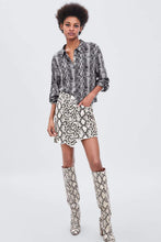 Load image into Gallery viewer, SNAKESKIN PRINT CROPPED SHIRT
