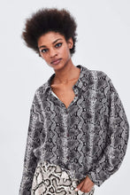 Load image into Gallery viewer, SNAKESKIN PRINT CROPPED SHIRT