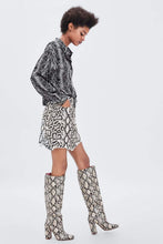 Load image into Gallery viewer, SNAKESKIN PRINT CROPPED SHIRT