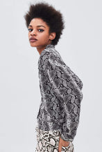 Load image into Gallery viewer, SNAKESKIN PRINT CROPPED SHIRT