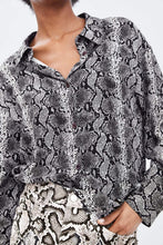 Load image into Gallery viewer, SNAKESKIN PRINT CROPPED SHIRT