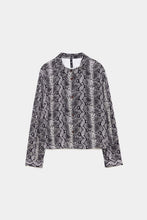 Load image into Gallery viewer, SNAKESKIN PRINT CROPPED SHIRT