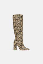 Load image into Gallery viewer, SNAKESKIN PRINT HEELED BOOTS