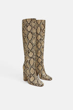 Load image into Gallery viewer, SNAKESKIN PRINT HEELED BOOTS