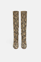 Load image into Gallery viewer, SNAKESKIN PRINT HEELED BOOTS