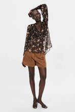 Load image into Gallery viewer, FLORAL PRINT BLOUSE