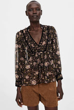 Load image into Gallery viewer, FLORAL PRINT BLOUSE